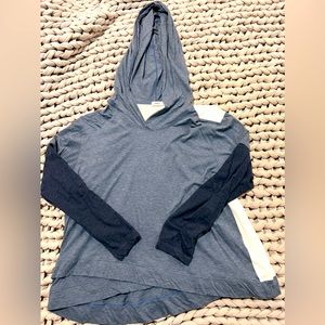 Lightweight Wilt color block top with hood
